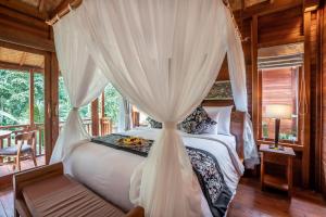 Кровать или кровати в номере The Compass Rose Ubud