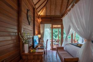 Кровать или кровати в номере The Compass Rose Ubud