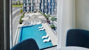 Бассейн в Staybridge Suites Dubai Al-Maktoum Airport, an IHG Hotel или поблизости