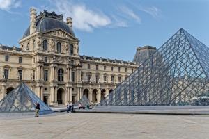 una vista de la pirámide de Louvre frente a un edificio en My Maison In Paris - Louvre, en París