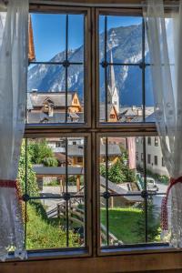 Градина пред Historic Lakeview Apartments Hallstatt