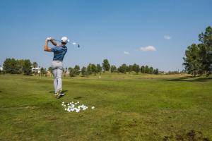 Un uomo che salta in aria mentre gioca a golf di Azul Talavera Country Club a Torreón