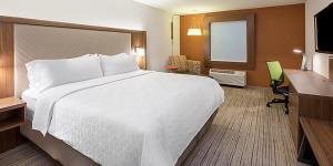 โทรทัศน์และ/หรือระบบความบันเทิงของ Holiday Inn Express & Suites - Manitou Springs, an IHG Hotel