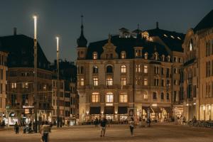 een groot gebouw waar mensen voor lopen bij Hotel Märthof Basel in Bazel