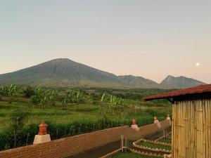 een bakstenen hek met een berg op de achtergrond bij The Gate Rinjani in Sajang