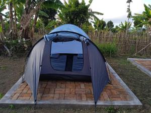 er staat een tent op een stenen grond bij The Gate Rinjani in Sajang