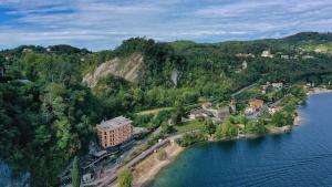 una vista aerea di una città vicino a un fiume di Hotel Concorde ad Arona