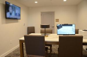 Un televizor și/sau centru de divertisment la Staybridge Suites Nashville SE - Murfreesboro, an IHG Hotel