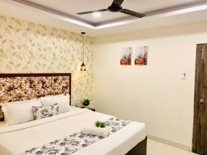 Una cama o camas en una habitación de Hotel oak by signature airport zone hyderabad