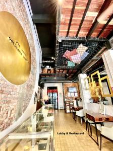 Restoran atau tempat lain untuk makan di Kim Haus Loft