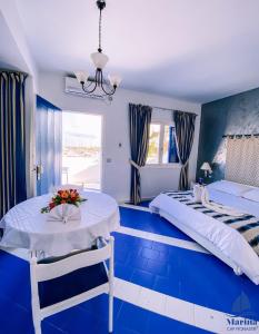 Rúm í herbergi á Marina Cap Monastir- Appart'Hôtel