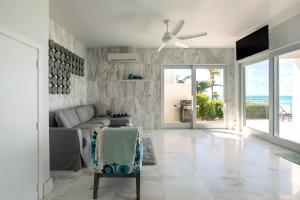 A seating area at SulMare at Sapodilla Bay Luxury villas