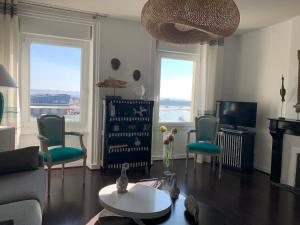 格朗维尔Appartement Villa Chausey, vue sur le port的客厅配有沙发、椅子和电视