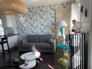 格朗维尔Appartement Villa Chausey, vue sur le port的客厅配有沙发和桌子