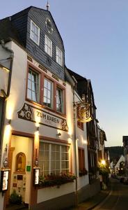 un edificio con un cartello che legge "taverna" di Hotel Zum Bären a Rüdesheim am Rhein