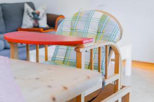 a table and two chairs sitting in a room at Ferienwohnung Seilbahn in Sankt Gilgen