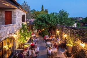 Restoran ili neka druga zalogajnica u objektu Logis Auberge Les Murets Hotel Restaurant Spa