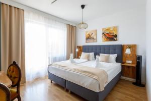 Una cama o camas en una habitación de Pension Laubenhof