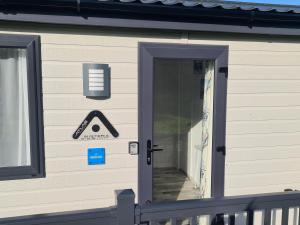 una puerta en el lateral de una casa en Mawgan Pads Mawgan Porth, en Mawgan Porth