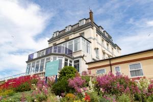 um grande edifício branco com flores em frente em The Norbreck Hotel by Compass Hospitality em Scarborough