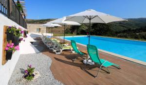 A piscina localizada em Alqueiturismo - Casas de Campo ou nos arredores