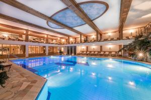 a large swimming pool in a hotel with a ceiling at Alpen-Wellness Resort Hochfirst in Obergurgl