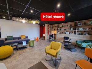 A seating area at ibis Pontarlier