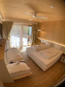 Seehotel am Hallstättersee modern rooms 객실 침대