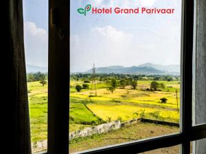 widok na pole z hotelu grand patta w obiekcie Hotel Grand Parivaar w mieście Igatpuri