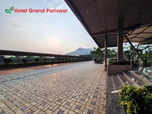 widok na drogę w hotelu Grand Pyrmont w obiekcie Hotel Grand Parivaar w mieście Igatpuri