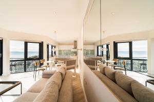 Ruang duduk di Westcliff Penthouse