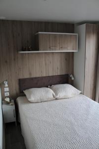 Una cama o camas en una habitación de Dkamping Village - International Camping Ispra