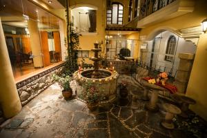 pokój z fontanną w budynku z doniczkami w obiekcie Hotel Hacienda Puno Centro Histórico w mieście Puno