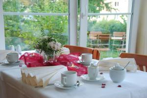 Un restaurant u otro lugar para comer en Pension Heimchen