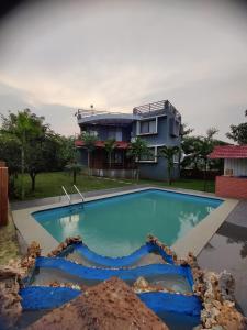 La alberca dentro o cerca de Karjat - 3 BHK Private Bungalow with Private Pool & Garden