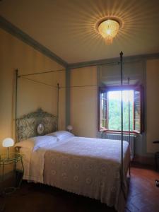 A bed or beds in a room at Villa San Simone