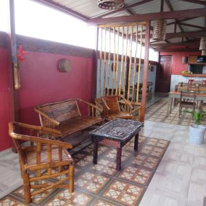 un grupo de sillas y una mesa en una habitación en Micaval Residential, en São Tomé