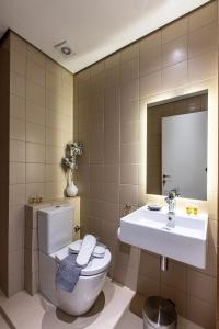 bagno con servizi igienici e lavandino di Saint George Hotel Rooms a Komotini