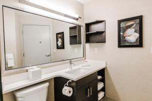 Kupatilo u objektu Candlewood Suites West Edmonton - Mall Area, an IHG Hotel