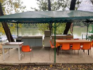 Galeriebild der Unterkunft Tisza beach Wild Camping 2 in Szeged