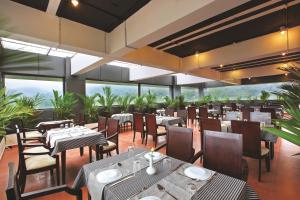 Restaurace v ubytování Holiday Vista Thekkady a premium hotel near periyar wild life sanctuary with sky view pool