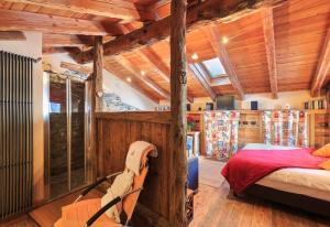 een slaapkamer met houten plafonds en een bed in een kamer bij Locanda4 in Valtournenche