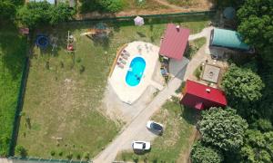 uma vista aérea de um pátio com piscina em Laguna Platz em Sremski Karlovci