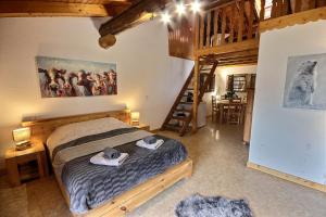 a bedroom with a bed with hats on it at Les Balcons du Molliebon in Séez