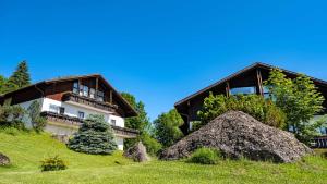 uma casa numa colina com pedras em Allgäu Sonne em Oberstaufen