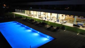 Golden Tulip Porto-Vecchio में या उसके करीब स्विमिंग पूल