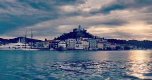 eine Stadt auf einem Hügel mitten im Wasser in der Unterkunft The Manessi City Boutique Hotel in Poros