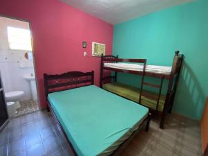 a room with two bunk beds and a bathroom at CASA inteira entre Guaratiba e Campo Grande, Rio de Janeiro, RJ - a 40 min da praia, próximo ao Estádio Miecimo da Silva e Park Shopping-Ideal para descanso, encontros, festa e lazer-3000 m2 in Rio de Janeiro