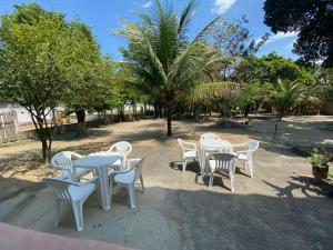 a group of tables and chairs in a park at CASA inteira entre Guaratiba e Campo Grande, Rio de Janeiro, RJ - a 40 min da praia, próximo ao Estádio Miecimo da Silva e Park Shopping-Ideal para descanso, encontros, festa e lazer-3000 m2 in Rio de Janeiro