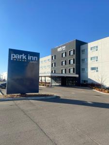 un panneau d'auberge du parc devant un bâtiment dans l'établissement Park Inn by Radisson Edmonton Airport, à Leduc